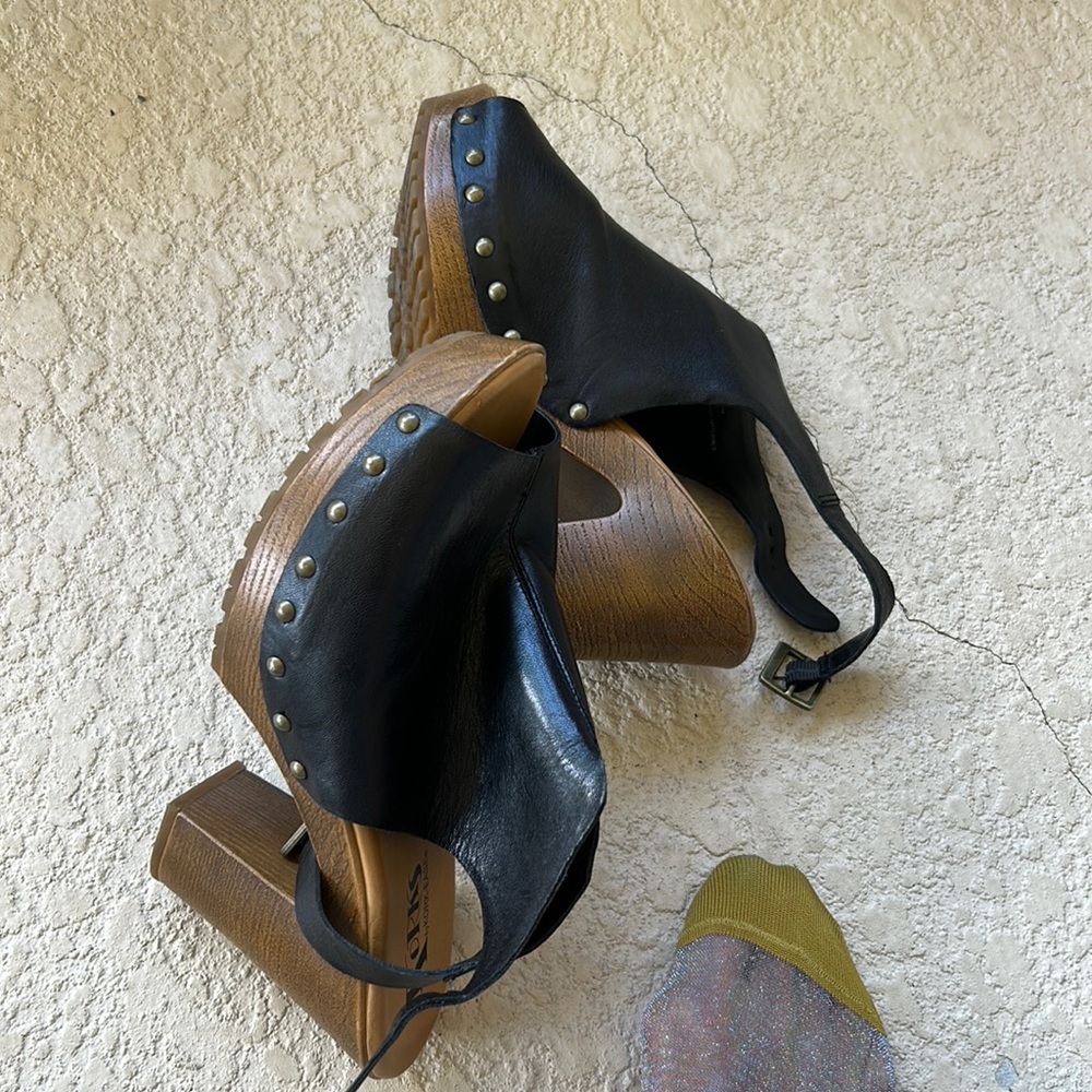 Kork-ease, sz 9 beautifully-crafted leather. Nail-studded. Super comfortable